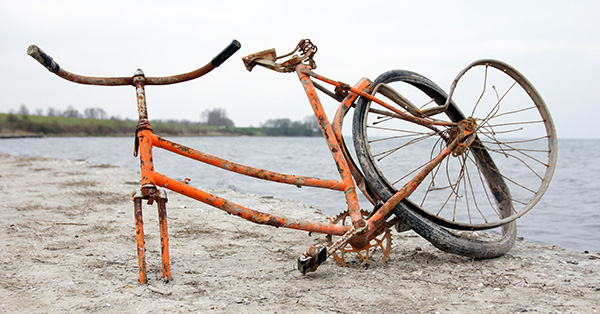 tönkrement kerékpár a vízparton